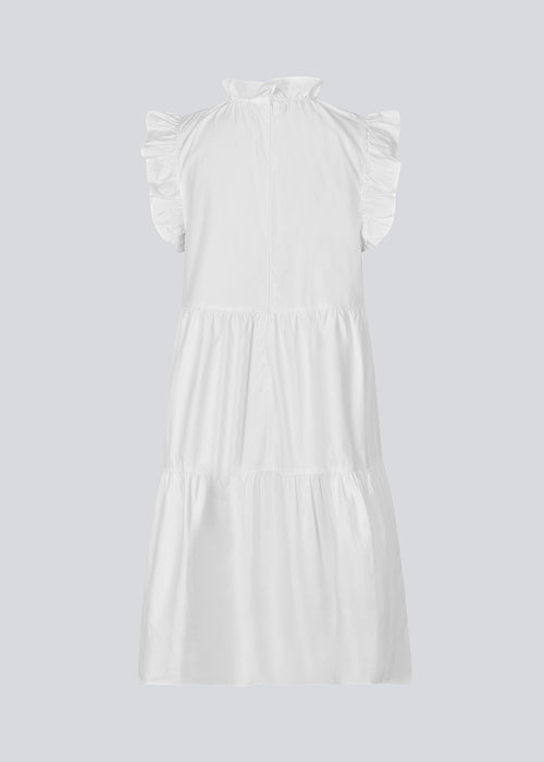 Sleeveless white dress in casual fit. The IZakMD dress has a ruffle detail at the sleeve and neck and is closed with a hidden zipper in the back. The model is 177 cm and wears a size S/36.