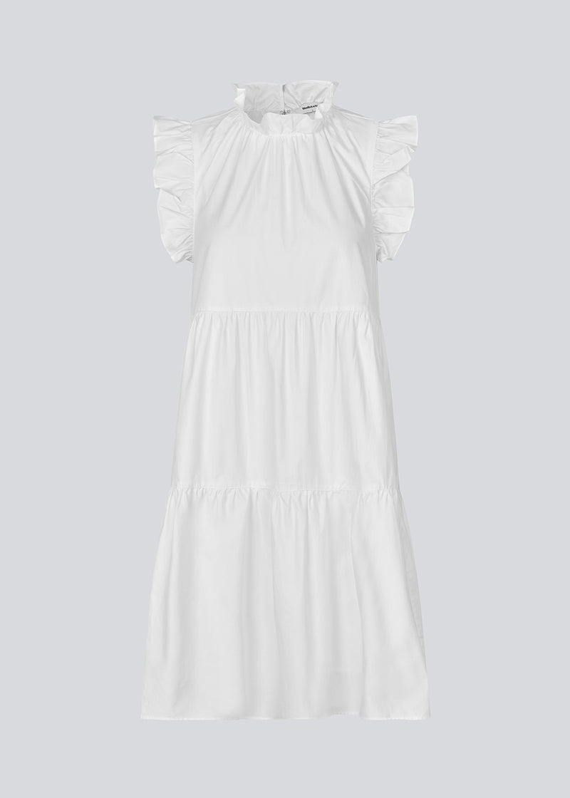 Sleeveless white dress in casual fit. The IZakMD dress has a ruffle detail at the sleeve and neck and is closed with a hidden zipper in the back. The model is 177 cm and wears a size S/36.