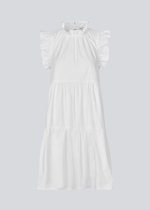 Sleeveless white dress in casual fit. The IZakMD dress has a ruffle detail at the sleeve and neck and is closed with a hidden zipper in the back. The model is 177 cm and wears a size S/36.