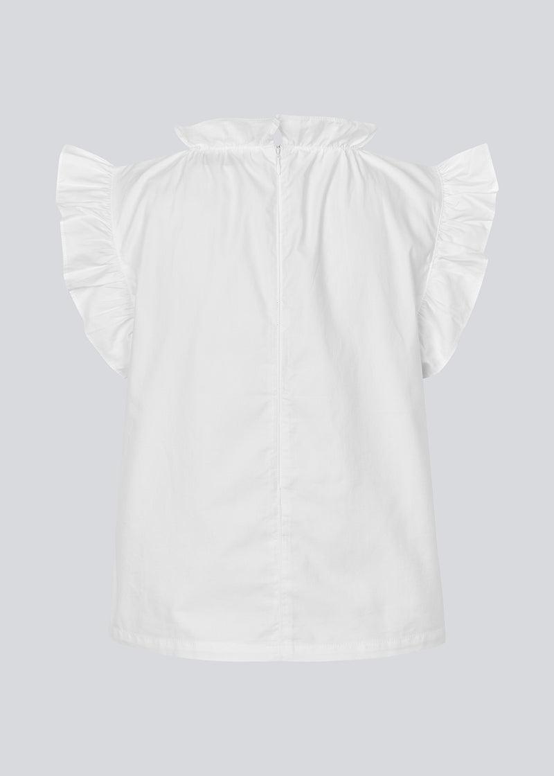 Loose white top with a ruffle detail at the sleeves and neck. IzakMD top is sleeveless and has a hidden zipper in the back. The model is 177 cm and wears a size S/36.