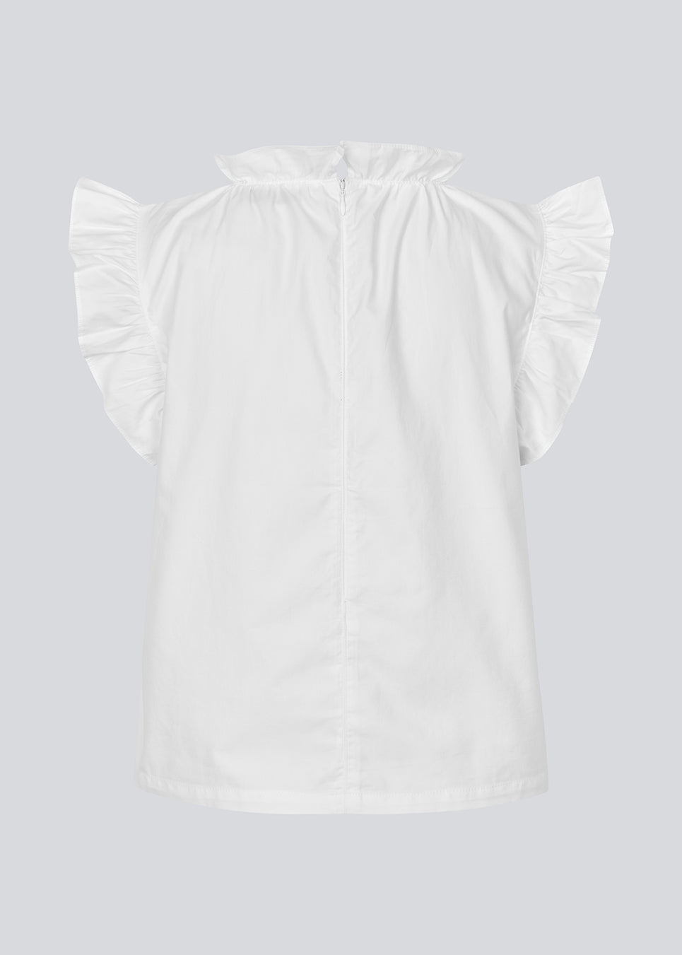 Loose white top with a ruffle detail at the sleeves and neck. IzakMD top is sleeveless and has a hidden zipper in the back. The model is 177 cm and wears a size S/36.