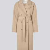 Long beige coat in twill with a tieband. JakariMD coat has wide revers, buttonclosure and a slit in the back.