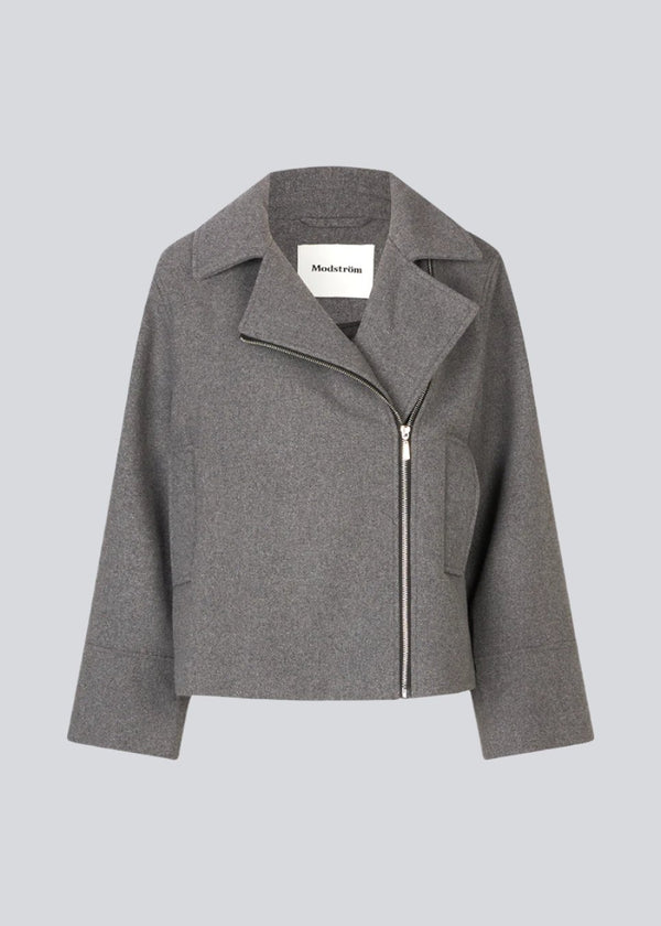 Grey jacket with a loose fit and wide sleeves in a wool mix. JannaMD jacket has two pockets in front, collar and a zipper closure in the side.