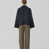 Jacket in a navy color with a loose fit and wide sleeves in a wool mix. JannaMD jacket has two pockets in front, collar and a zipper closure in the side.