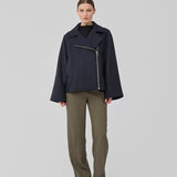 Jacket in a navy color with a loose fit and wide sleeves in a wool mix. JannaMD jacket has two pockets in front, collar and a zipper closure in the side.