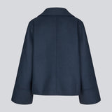 Jacket in a navy color with a loose fit and wide sleeves in a wool mix. JannaMD jacket has two pockets in front, collar and a zipper closure in the side.