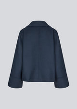 Jacket in a navy color with a loose fit and wide sleeves in a wool mix. JannaMD jacket has two pockets in front, collar and a zipper closure in the side.