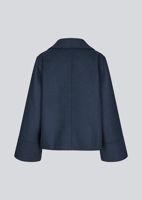 Jacket in a navy color with a loose fit and wide sleeves in a wool mix. JannaMD jacket has two pockets in front, collar and a zipper closure in the side.