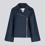 Jacket in a navy color with a loose fit and wide sleeves in a wool mix. JannaMD jacket has two pockets in front, collar and a zipper closure in the side.