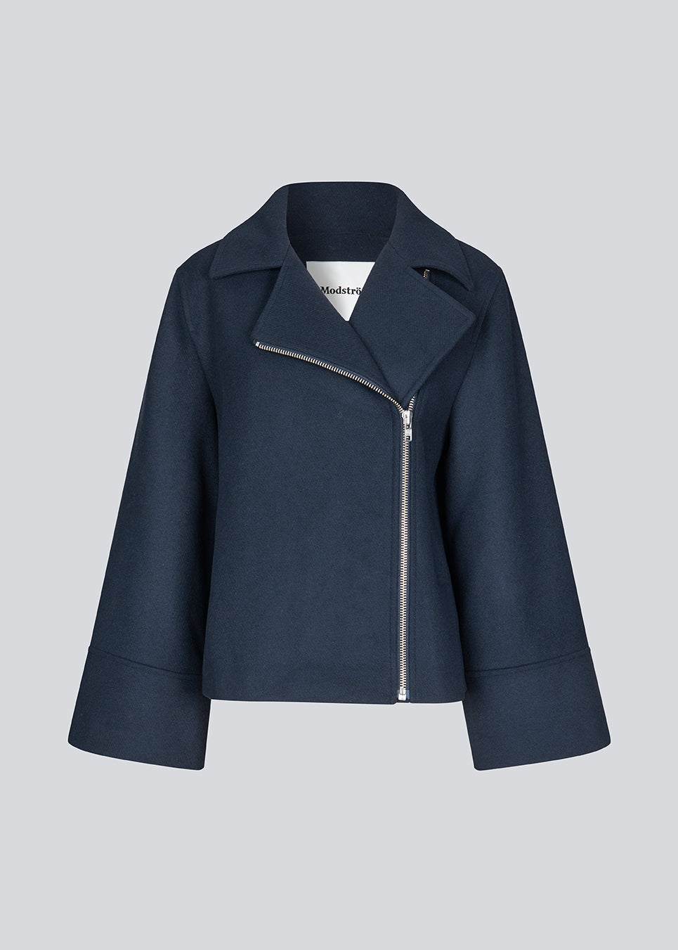 Jacket in a navy color with a loose fit and wide sleeves in a wool mix. JannaMD jacket has two pockets in front, collar and a zipper closure in the side.