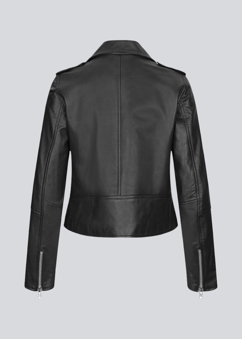 Short biker jacket with an asymmetrical zipper in 100% leather. The leather jacket is black. JohanMD jacket is fitted and has zippered side pockets, and shoulder straps.