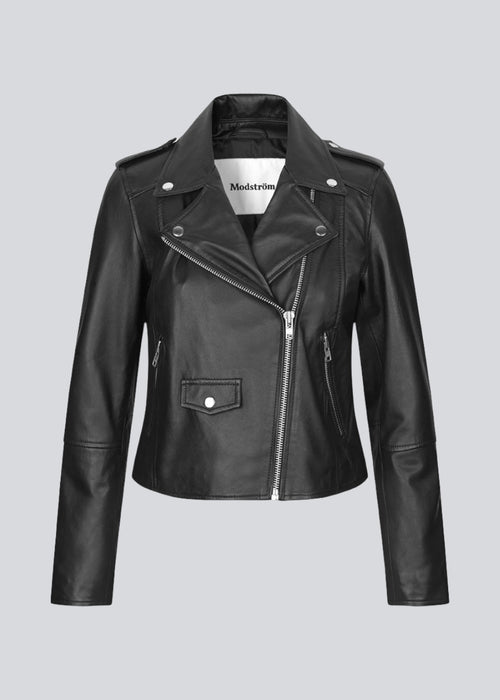 Short biker jacket with an asymmetrical zipper in 100% leather. The leather jacket is black. JohanMD jacket is fitted and has zippered side pockets, and shoulder straps.