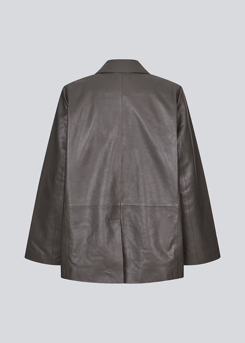 Oversize blazer jacket in lamp leather with a vintage inspired look. JonaeMD jacket has a button closure in front, lining, two front pockets and a slit in the back.