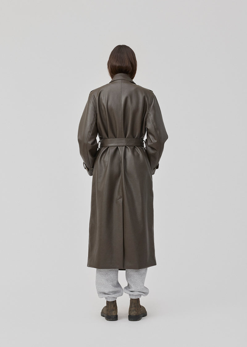 Double-breasted trench coat with tieband at the waist in a soft PU material. JoseeMD jacket has long wide sleeves, sidepockets and a slit in the back.