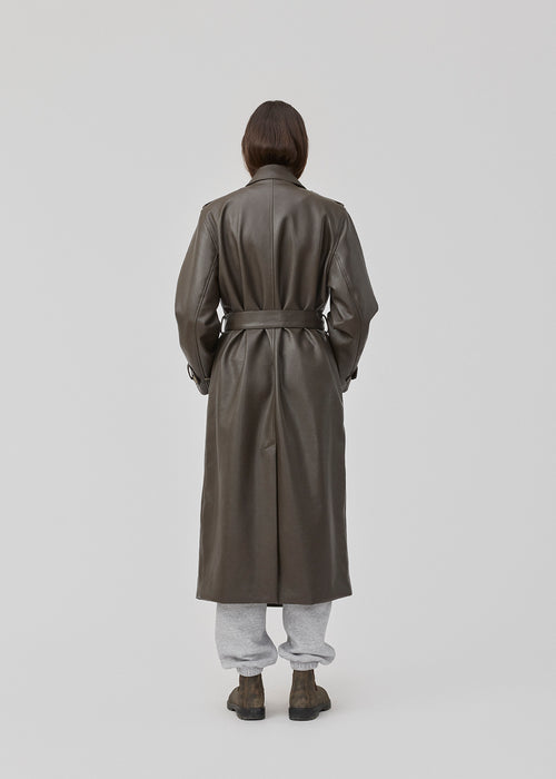 Double-breasted trench coat with tieband at the waist in a soft PU material. JoseeMD jacket has long wide sleeves, sidepockets and a slit in the back.