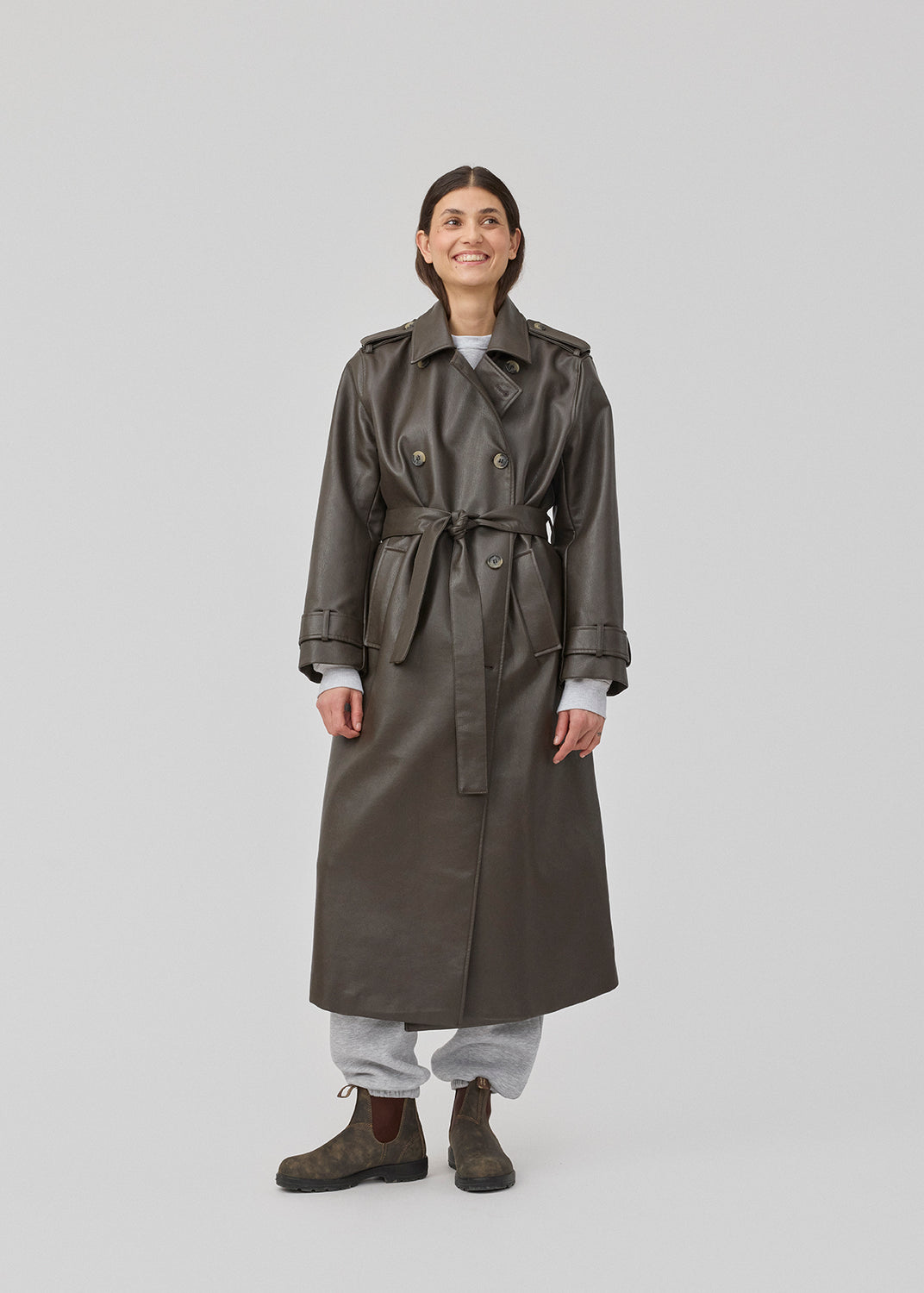 Double-breasted trench coat with tieband at the waist in a soft PU material. JoseeMD jacket has long wide sleeves, sidepockets and a slit in the back.