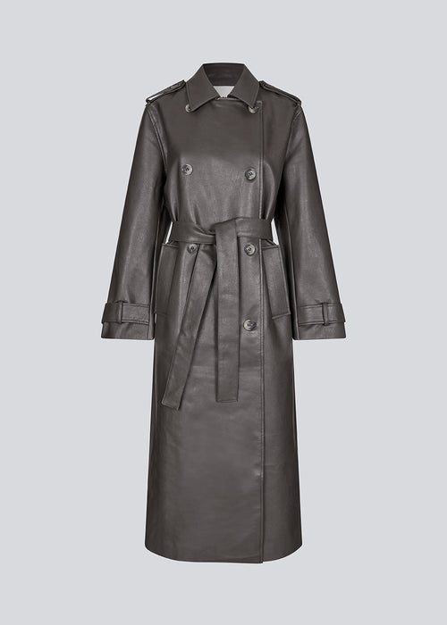 Double-breasted trench coat with tieband at the waist in a soft PU material. JoseeMD jacket has long wide sleeves, sidepockets and a slit in the back.