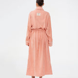 Peachy oversized bathrobe. Josefinemd bathrobe is made from 100% organic cotton. It features large pockets, a belt, and contrast trims for an elegant touch. Finished with a subtle logo on the back – ideal for cozy mornings. Josefine Vogt (165 cm) and the model (177 cm) are both wearing size Small.