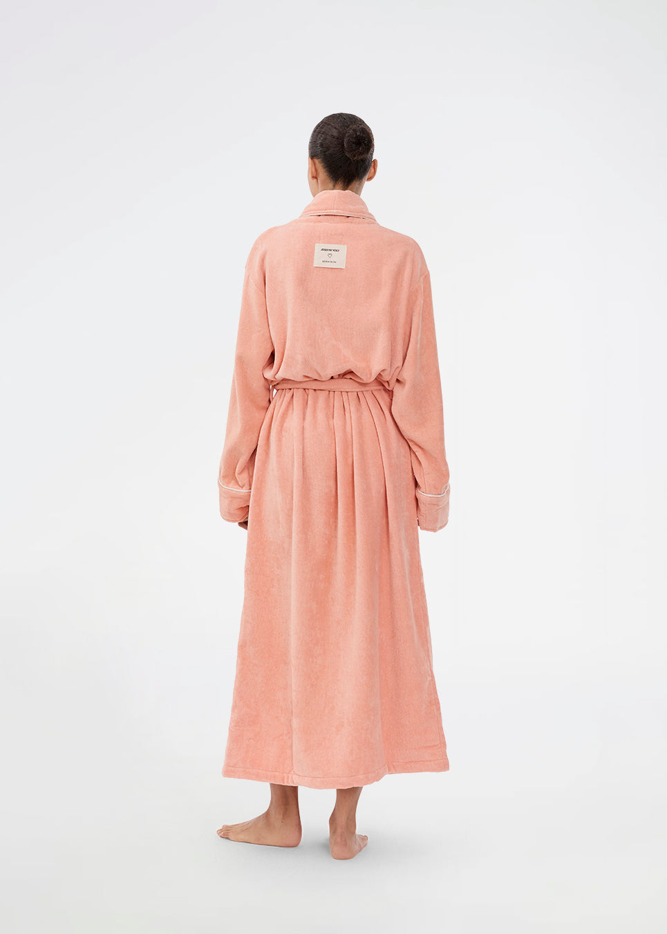 Peachy oversized bathrobe. Josefinemd bathrobe is made from 100% organic cotton. It features large pockets, a belt, and contrast trims for an elegant touch. Finished with a subtle logo on the back – ideal for cozy mornings. Josefine Vogt (165 cm) and the model (177 cm) are both wearing size Small.