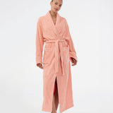 Peachy oversized bathrobe. Josefinemd bathrobe is made from 100% organic cotton. It features large pockets, a belt, and contrast trims for an elegant touch. Finished with a subtle logo on the back – ideal for cozy mornings. Josefine Vogt (165 cm) and the model (177 cm) are both wearing size Small.