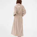 Beige oversized bathrobe. Josefinemd bathrobe is made from 100% organic cotton. It features large pockets, a belt, and contrast trims for an elegant touch. Finished with a subtle logo on the back – ideal for cozy mornings.&nbsp; Josefine Vogt (165 cm) and the model (177 cm) are both wearing size Small.