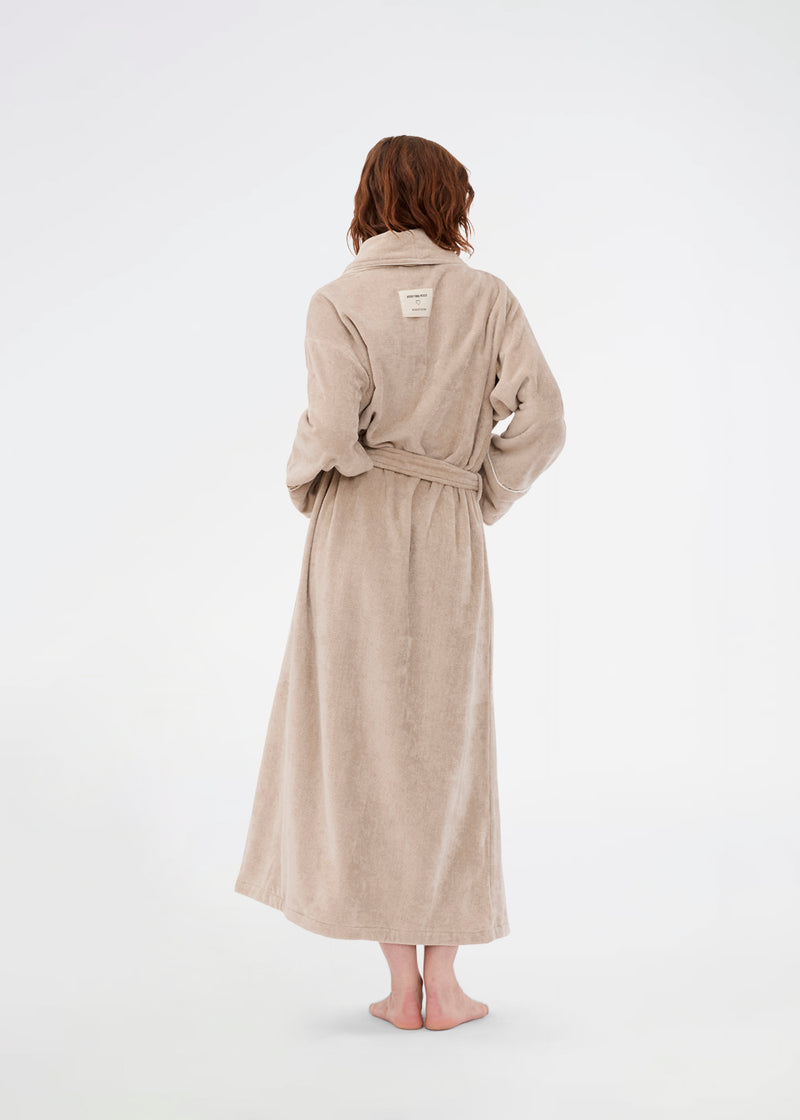 Beige oversized bathrobe. Josefinemd bathrobe is made from 100% organic cotton. It features large pockets, a belt, and contrast trims for an elegant touch. Finished with a subtle logo on the back – ideal for cozy mornings.&nbsp; Josefine Vogt (165 cm) and the model (177 cm) are both wearing size Small.