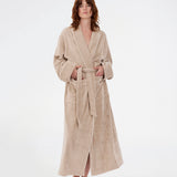 Beige oversized bathrobe. Josefinemd bathrobe is made from 100% organic cotton. It features large pockets, a belt, and contrast trims for an elegant touch. Finished with a subtle logo on the back – ideal for cozy mornings.&nbsp; Josefine Vogt (165 cm) and the model (177 cm) are both wearing size Small.