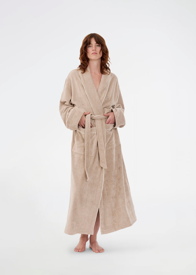 Beige oversized bathrobe. Josefinemd bathrobe is made from 100% organic cotton. It features large pockets, a belt, and contrast trims for an elegant touch. Finished with a subtle logo on the back – ideal for cozy mornings.&nbsp; Josefine Vogt (165 cm) and the model (177 cm) are both wearing size Small.