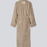 Beige oversized bathrobe. Josefinemd bathrobe is made from 100% organic cotton. It features large pockets, a belt, and contrast trims for an elegant touch. Finished with a subtle logo on the back – ideal for cozy mornings.&nbsp; Josefine Vogt (165 cm) and the model (177 cm) are both wearing size Small.