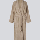 Beige oversized bathrobe. Josefinemd bathrobe is made from 100% organic cotton. It features large pockets, a belt, and contrast trims for an elegant touch. Finished with a subtle logo on the back – ideal for cozy mornings.&nbsp; Josefine Vogt (165 cm) and the model (177 cm) are both wearing size Small.