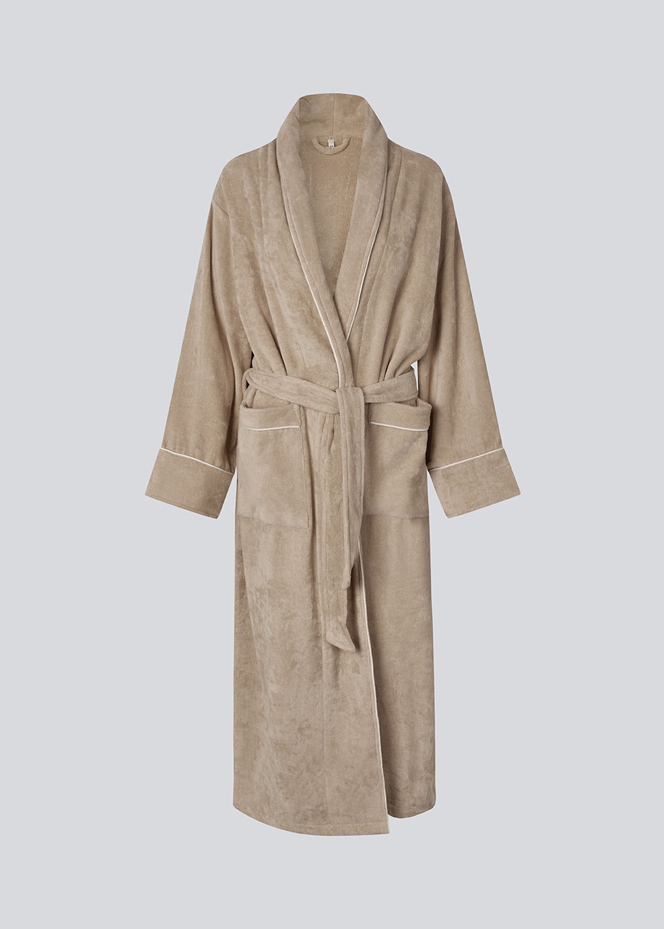 Beige oversized bathrobe. Josefinemd bathrobe is made from 100% organic cotton. It features large pockets, a belt, and contrast trims for an elegant touch. Finished with a subtle logo on the back – ideal for cozy mornings.&nbsp; Josefine Vogt (165 cm) and the model (177 cm) are both wearing size Small.