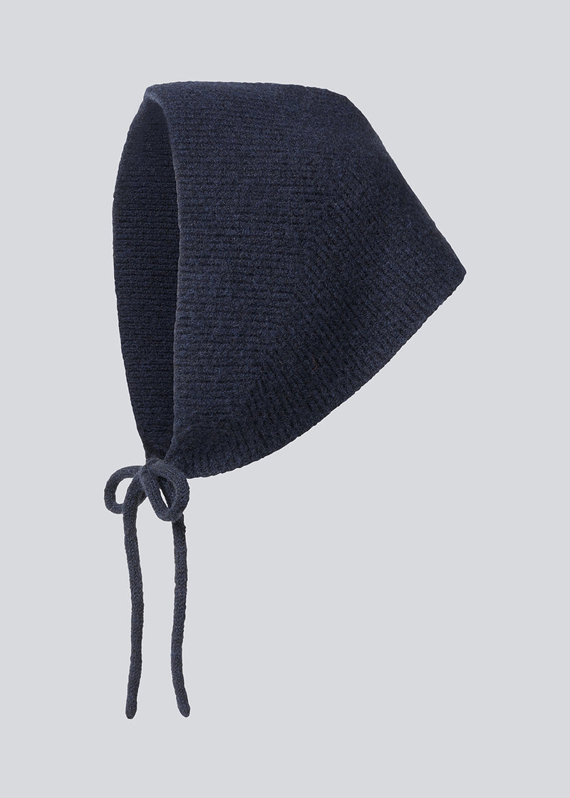 Josefine Vogt – bonnet &amp; gloves. Josefinemd bonnet and gloves set is a stylish and practical duo made from recycled materials, perfect for cold days. The fingerless gloves and matching bonnet come in an elegant pouch with drawstring and logo.
