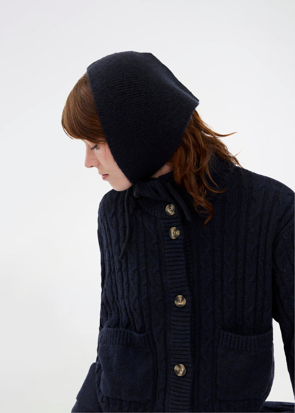 Josefine Vogt – bonnet &amp; gloves. Josefinemd bonnet and gloves set is a stylish and practical duo made from recycled materials, perfect for cold days. The fingerless gloves and matching bonnet come in an elegant pouch with drawstring and logo.
