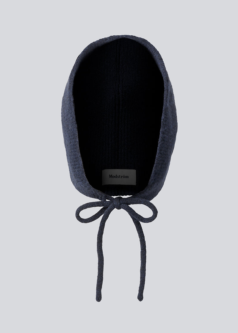 Josefine Vogt – bonnet &amp; gloves. Josefinemd bonnet and gloves set is a stylish and practical duo made from recycled materials, perfect for cold days. The fingerless gloves and matching bonnet come in an elegant pouch with drawstring and logo.
