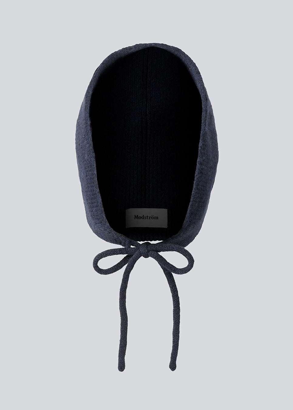 Josefine Vogt – bonnet &amp; gloves. Josefinemd bonnet and gloves set is a stylish and practical duo made from recycled materials, perfect for cold days. The fingerless gloves and matching bonnet come in an elegant pouch with drawstring and logo.
