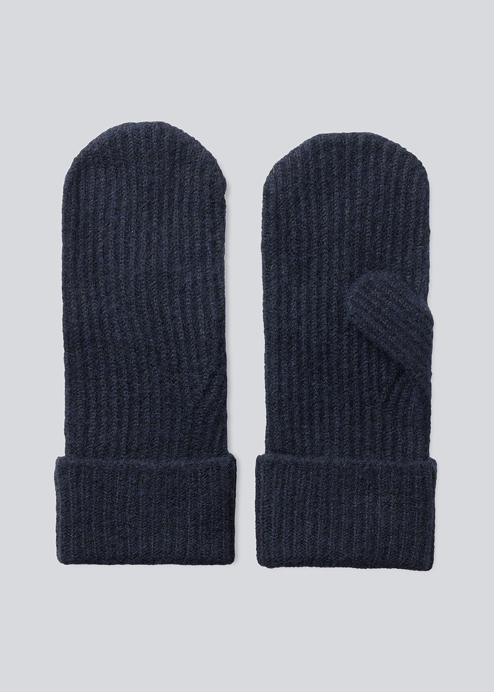 Josefine Vogt – bonnet &amp; gloves. Josefinemd bonnet and gloves set is a stylish and practical duo made from recycled materials, perfect for cold days. The fingerless gloves and matching bonnet come in an elegant pouch with drawstring and logo.
