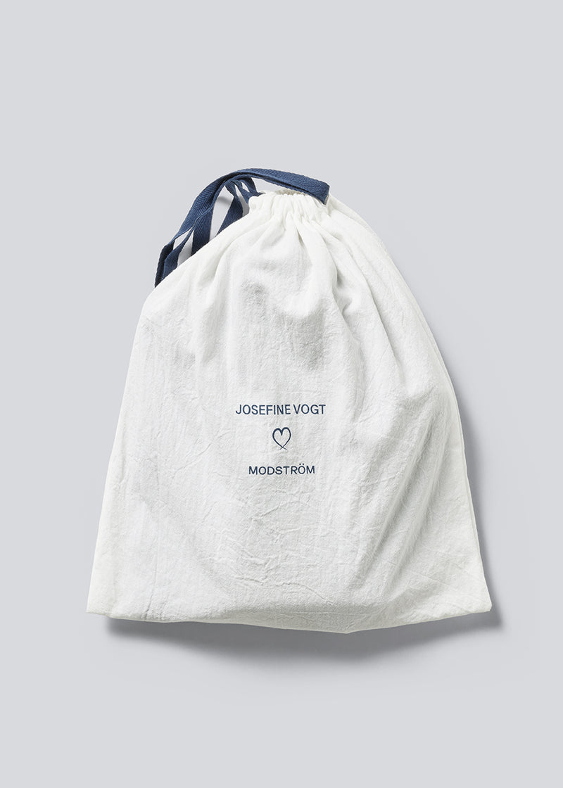 Josefine Vogt – bonnet &amp; gloves. Josefinemd bonnet and gloves set is a stylish and practical duo made from recycled materials, perfect for cold days. The fingerless gloves and matching bonnet come in an elegant pouch with drawstring and logo.
