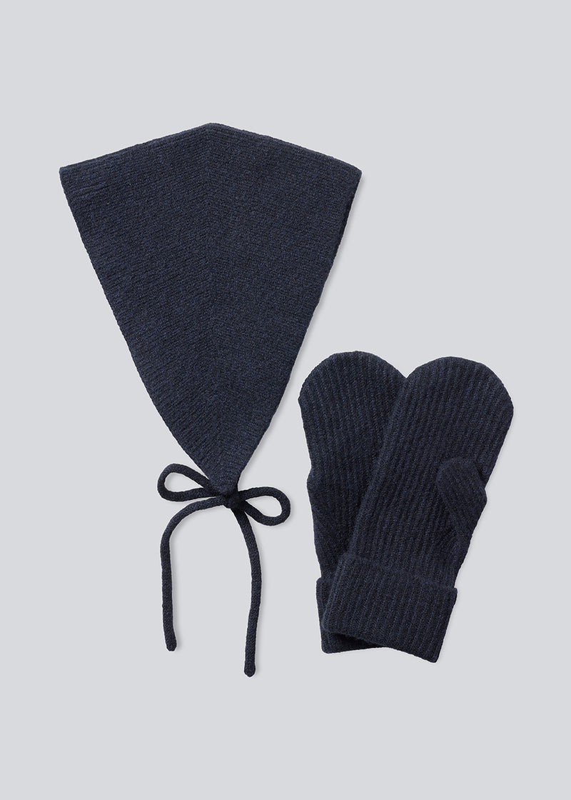 Josefine Vogt – bonnet &amp; gloves. Josefinemd bonnet and gloves set is a stylish and practical duo made from recycled materials, perfect for cold days. The fingerless gloves and matching bonnet come in an elegant pouch with drawstring and logo.
