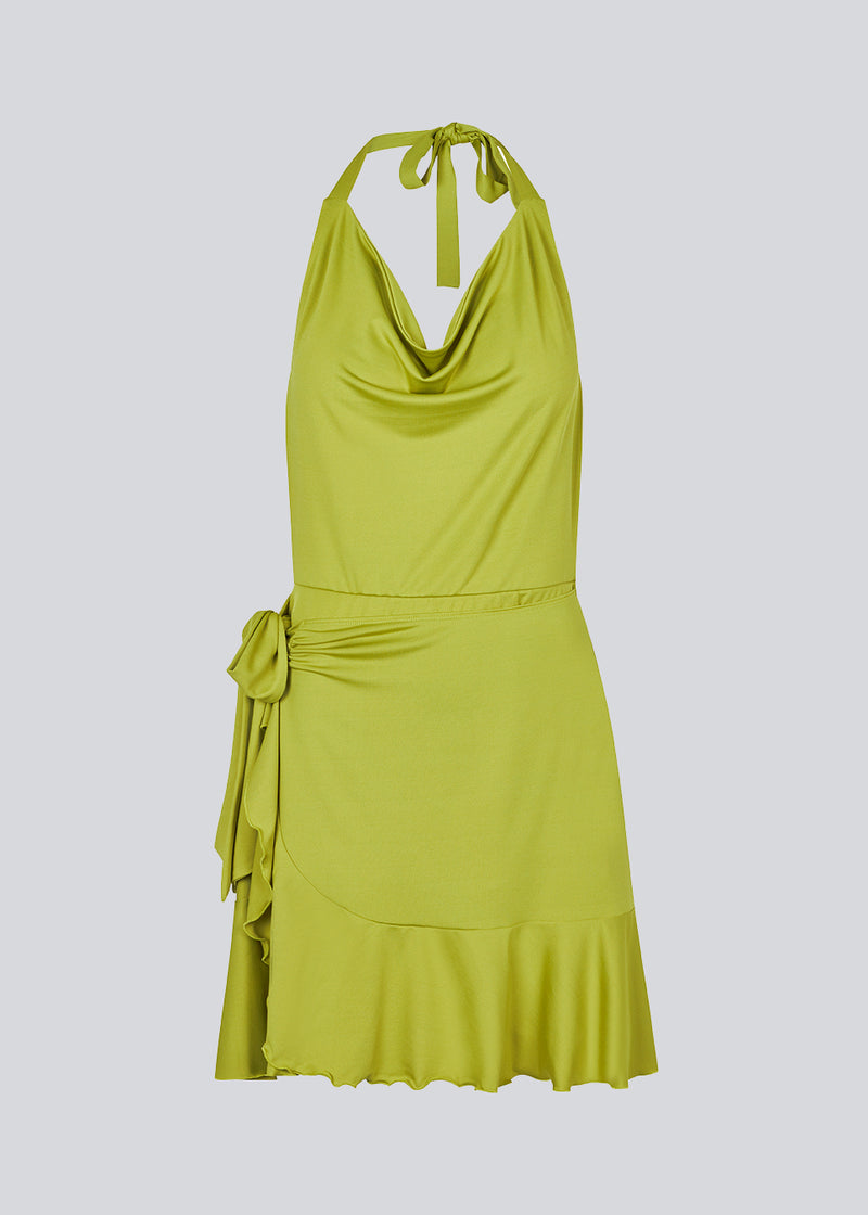 Short dress with a draped halterneck neckline and a slim tie band at the neck. JosefineMD flowy dress has a deep opening in the back, wrap detail in the front, and a ruffled hem. Josefine is 165 cm an