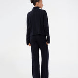 Josefine Vogt – high-neck cardigan. The Josefinemd knit cardigan features a cable-knit design with a high collar, buttoned cuffs, and front pockets. Timeless and perfect for chilly days, or as a layering piece over dresses and tops.