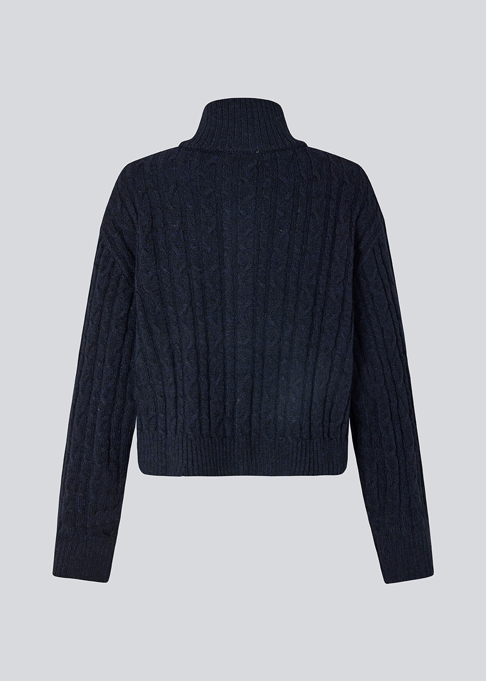 Josefine Vogt – high-neck cardigan. The Josefinemd knit cardigan features a cable-knit design with a high collar, buttoned cuffs, and front pockets. Timeless and perfect for chilly days, or as a layering piece over dresses and tops.