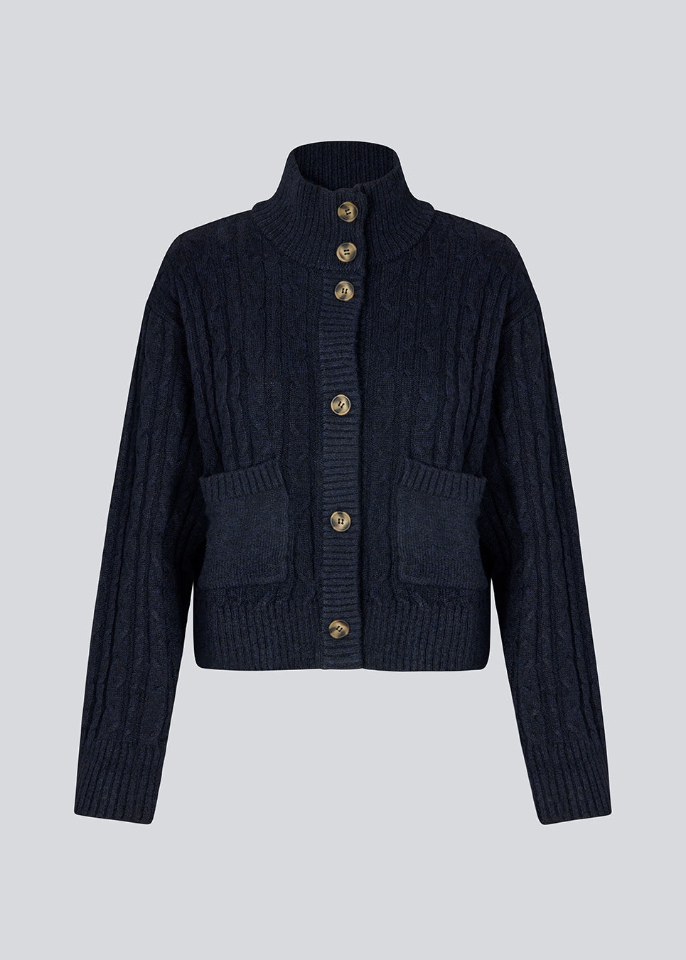Josefine Vogt – high-neck cardigan. The Josefinemd knit cardigan features a cable-knit design with a high collar, buttoned cuffs, and front pockets. Timeless and perfect for chilly days, or as a layering piece over dresses and tops.