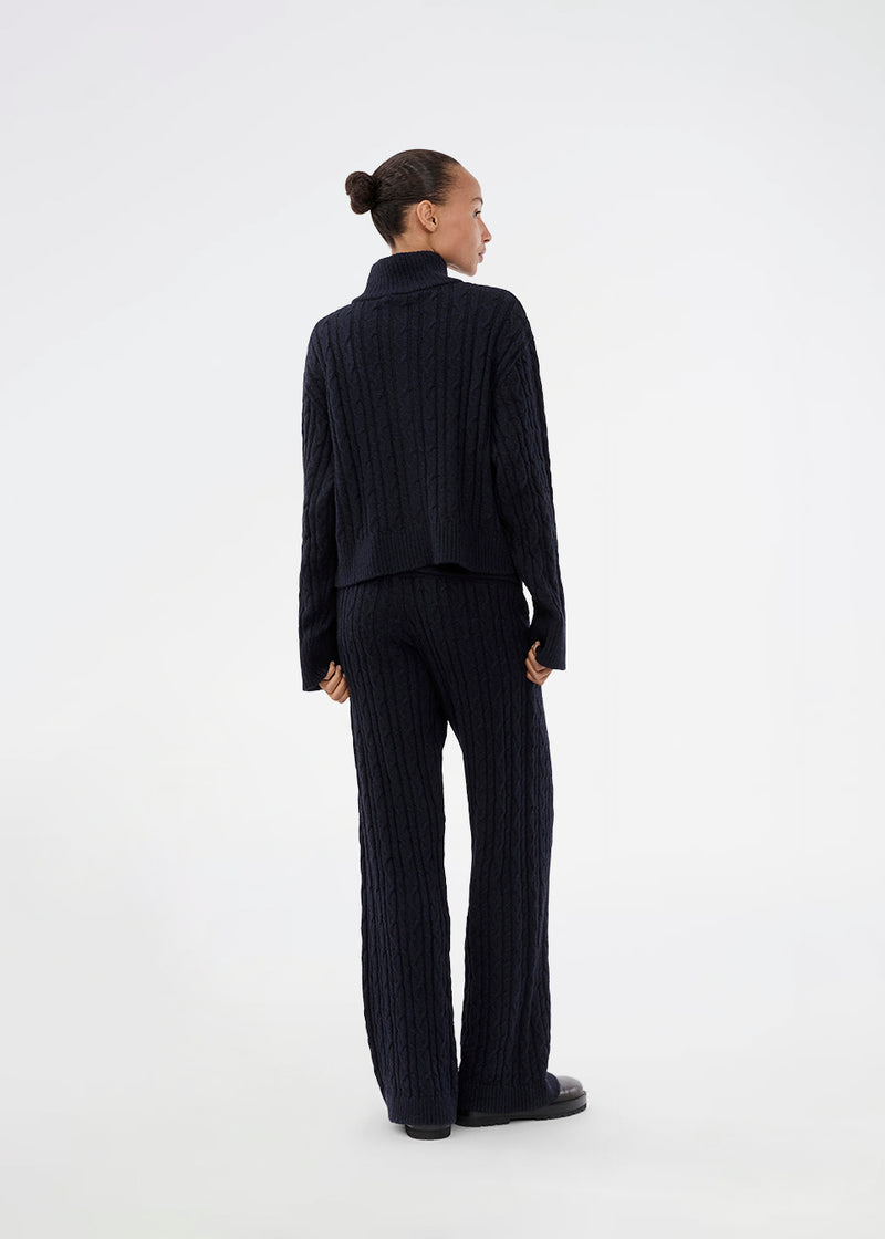Blue cable-knit pants. The Josefinemd knit pants are soft, relaxed trousers with wide legs. Perfect for cozy days at home or long flights – a comfortable fit with a luxurious look.
Josefine Vogt (165 cm) and the model (177 cm) are both wearing size Small.