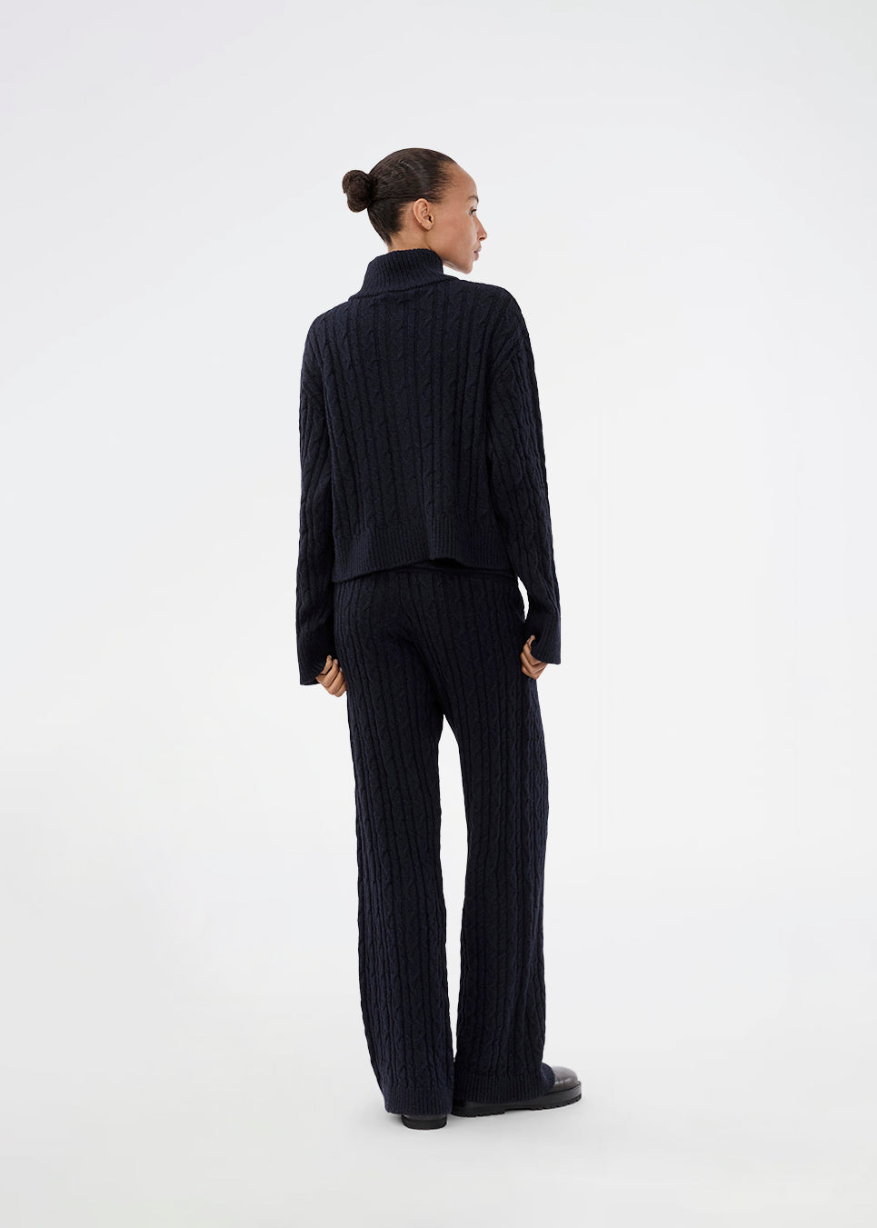 Blue cable-knit pants. The Josefinemd knit pants are soft, relaxed trousers with wide legs. Perfect for cozy days at home or long flights – a comfortable fit with a luxurious look.
Josefine Vogt (165 cm) and the model (177 cm) are both wearing size Small.