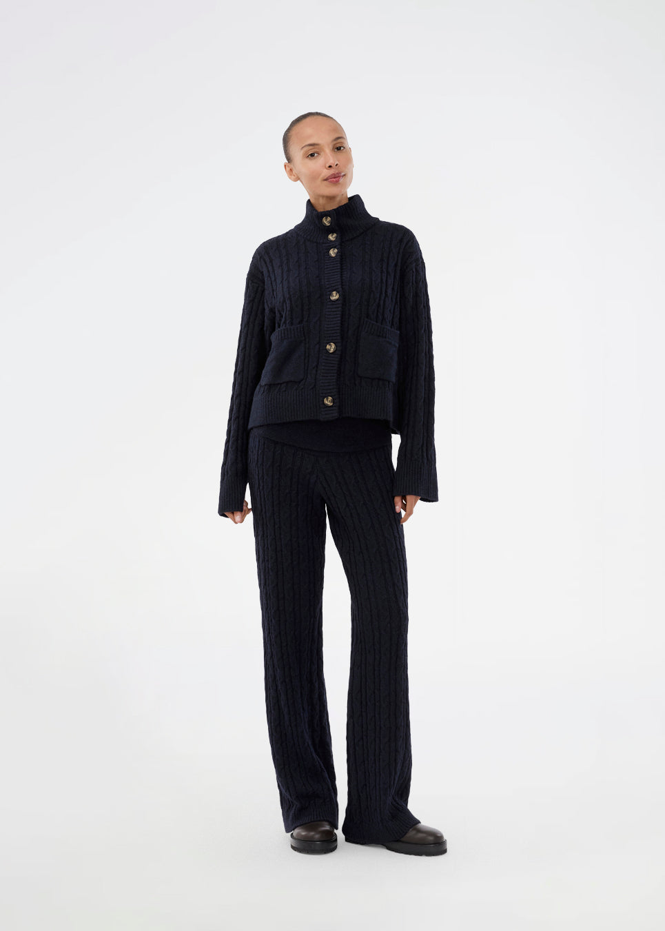 Blue cable-knit pants. The Josefinemd knit pants are soft, relaxed trousers with wide legs. Perfect for cozy days at home or long flights – a comfortable fit with a luxurious look.
Josefine Vogt (165 cm) and the model (177 cm) are both wearing size Small.