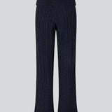 Blue cable-knit pants. The Josefinemd knit pants are soft, relaxed trousers with wide legs. Perfect for cozy days at home or long flights – a comfortable fit with a luxurious look.
Josefine Vogt (165 cm) and the model (177 cm) are both wearing size Small.
