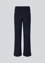 Blue cable-knit pants. The Josefinemd knit pants are soft, relaxed trousers with wide legs. Perfect for cozy days at home or long flights – a comfortable fit with a luxurious look.
Josefine Vogt (165 cm) and the model (177 cm) are both wearing size Small.