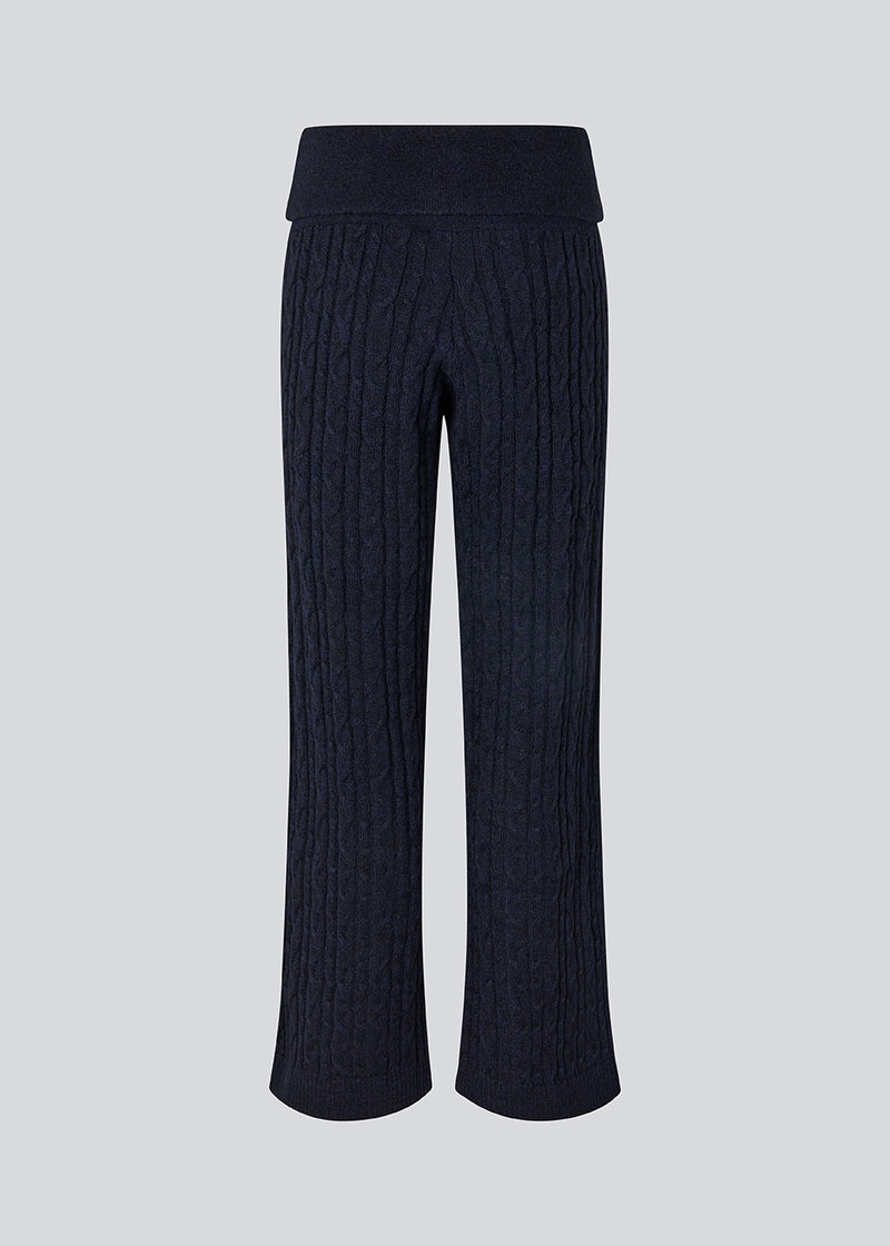 Blue cable-knit pants. The Josefinemd knit pants are soft, relaxed trousers with wide legs. Perfect for cozy days at home or long flights – a comfortable fit with a luxurious look.
Josefine Vogt (165 cm) and the model (177 cm) are both wearing size Small.