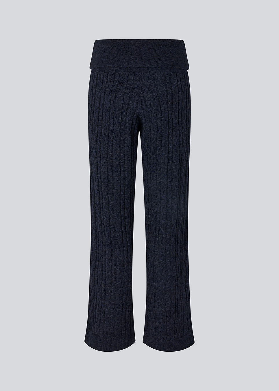 Blue cable-knit pants. The Josefinemd knit pants are soft, relaxed trousers with wide legs. Perfect for cozy days at home or long flights – a comfortable fit with a luxurious look.
Josefine Vogt (165 cm) and the model (177 cm) are both wearing size Small.