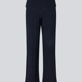Blue cable-knit pants. The Josefinemd knit pants are soft, relaxed trousers with wide legs. Perfect for cozy days at home or long flights – a comfortable fit with a luxurious look.
Josefine Vogt (165 cm) and the model (177 cm) are both wearing size Small.